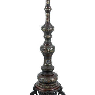 Een zeer grote Japanese verlichtingskolom in champlevé emaille en brons, Meiji, 19e eeuw