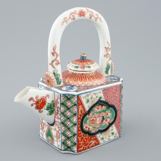 Een Japanse Imari theepot met deksel, 18e eeuw