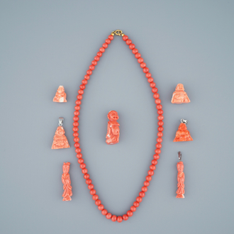 Een collectie Chinese hangers en colliers in bloedkoraal, 19/20e eeuw