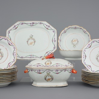 Een gemonogrammeerd 25-delig Chinees famille rose servies met terrine op presentoir, Qianlong, 18e eeuw