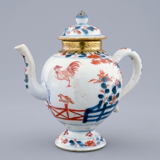 Een Chinese Imari-stijl theepot op voet, Kangxi