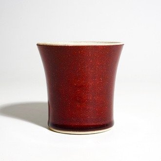 Een Chinese monochrome leverrode penselenpot, Kangxi merk en periode