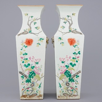 Een paar fijne vierkante Chinese famille rose vazen met floraal decor, 19e eeuw
