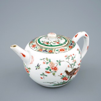 Een Chinese famille verte theepot met deksel, Kangxi