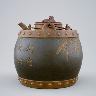 Een Chinese yixing theepot met deksel en binnenstuk met inscriptie, 20e eeuw