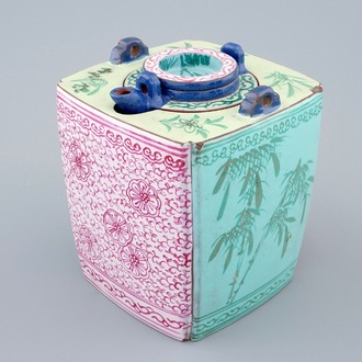 Een beschilderde Chinese Yixing steengoed theepot met deksel en inzet, 19e eeuw