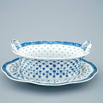 Een blauw-witte Chinese ajour bewerkte mand op onderschotel, Qianlong, 18e eeuw