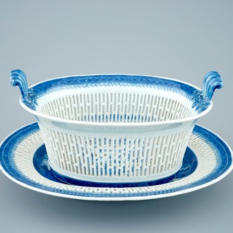 Een blauw-witte Chinese ajour bewerkte mand op onderschotel, Qianlong, 18e eeuw