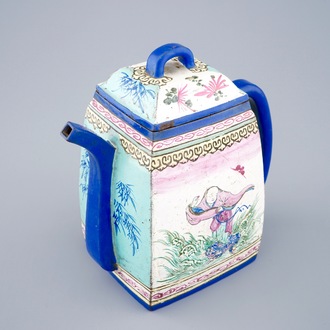 Een grote beschilderde Chinese Yixing steengoed theepot met deksel, 19e eeuw