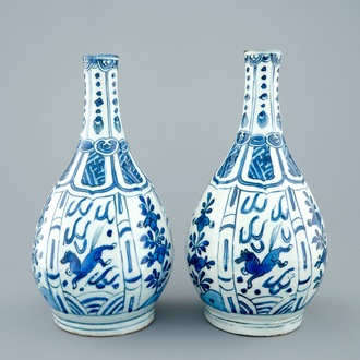 Een paar Chinese blauw-witte flesvormige vazen met paarden, Ming Dynastie, Wanli, 1573-1619