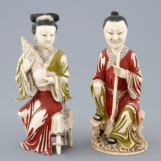 Een paar polychrome Chinese ivoren figuren van muzikanten, ca. 1900