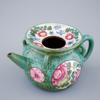 Een beschilderde Chinese Yixing steengoed theepot met deksel, 19e eeuw