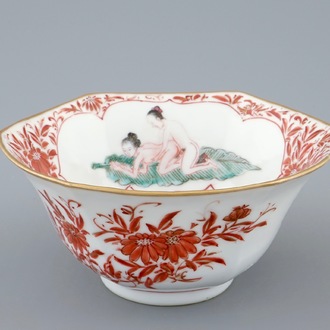 Un bol hexagonal en porcelaine de Chine à décor érotique, 19/20ème