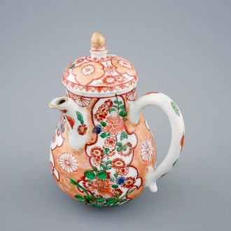 Een Chinese verte-Imari chocoladepot met deksel, Kangxi
