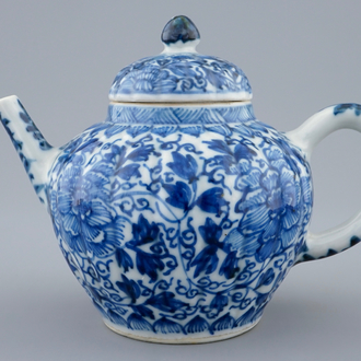 Een Chinese blauw-witte theepot met deksel, Kangxi