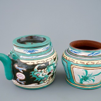 Een beschilderde Chinese Yixing steengoed theepot en voorraadpot, 19e eeuw