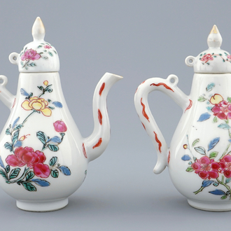 Een paar Chinese famille rose kannen met deksels, Yongzheng, 1723-1735