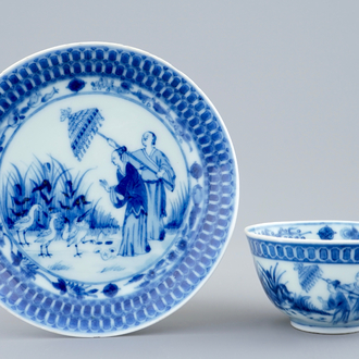 Een Chinese blauw-witte kop en schotel met parasoldames naar Pronk, Qianlong, ca. 1740