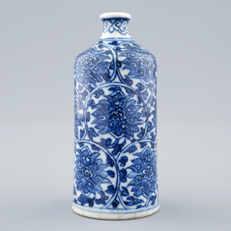 Een blauw-wit Chinees snuifflesje met lotus scrolls, Yongzheng merk en periode