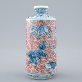 Een Chinees snuifflesje met dieren in blauw, wit en onderglazuur rood, 18/19e eeuw