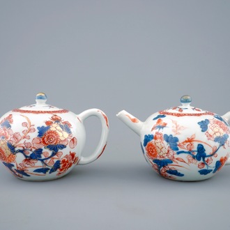 Een fraai paar Chinese Imari-stijl theepotten met deksels, Kangxi