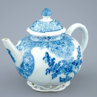 Een Chinese blauw-witte theepot met deksel, Yongzheng, 1723-1735