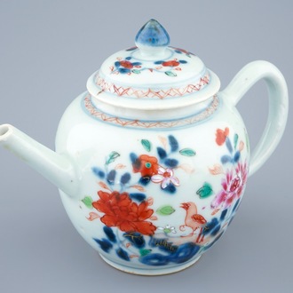 Een Chinese famille rose theepot met deksel, Qianlong