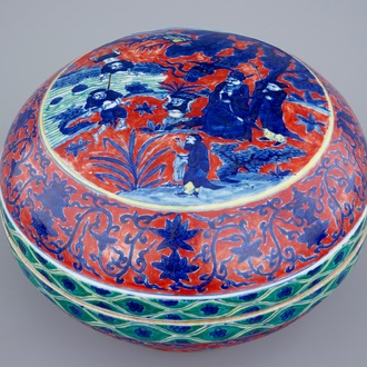 Un bol couvert en porcelaine de Chine à fond rouge de fer, 19/20ème