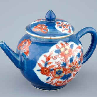 Een Chinese theepot met ijzerrood decor op bleu poudré fondkleur, Kangxi