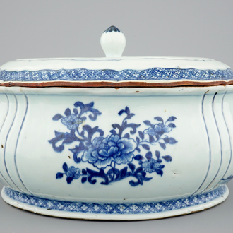 Een blauw-witte Chinese terrine met deksel, Qianlong, 18e eeuw