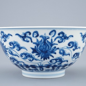 Een Chinese blauw-witte kom in Ming-stijl, Kangxi merk en periode
