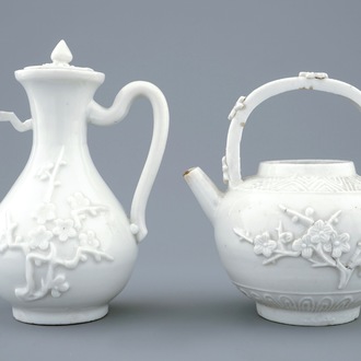 Een Chinese blanc de Chine dekselkan en theepot met reliëfdecor, 18e eeuw