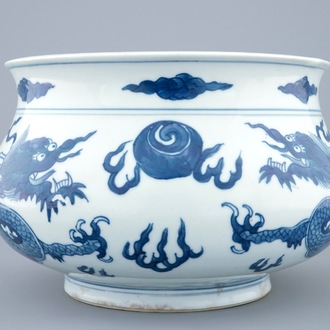 Een Chinese blauw-witte wierookbrander met vechtende draken, Kangxi