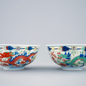 Een paar Chinese wucai kommen met decor van draken en feniksen, Guangxu merk en periode