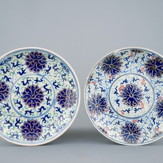 Une paire d'assiettes en porcelaine de Chine doucai aux fleurs de lotus, 19/20ème