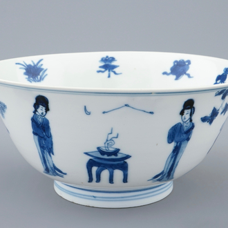 Een Chinese blauw-witte kom met lange Lijzen, Kangxi merk en periode