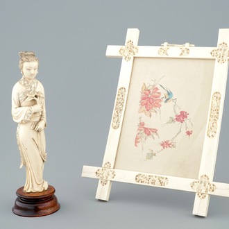 Een Chinees kader en een beeldje van Guanyin in Canton ivoor, 19e eeuw