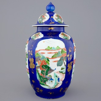 Een Chinese dekselvaas met famille verte op blue poudré ondergrond, 19e eeuw