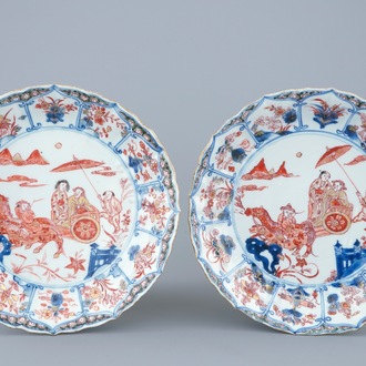 Een paar Chinese Imari-stijl borden met paardenkoetsen, Kangxi/Yongzheng