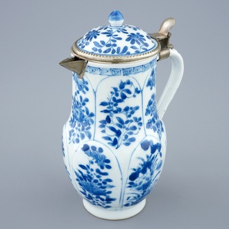 Een Chinese blauw-witte dekselkan, Kangxi