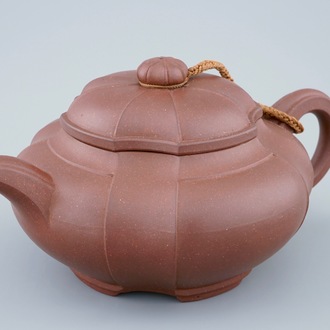 Een Chinese Yixing theepot met deksel gesgineerd Pa Kua, Zhou Guizhen, 20e eeuw