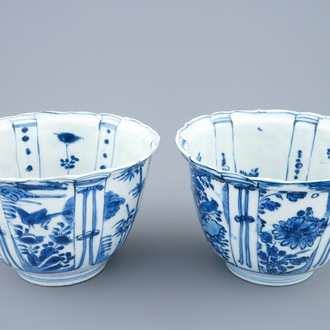Een paar blauw-witte Chinese kraaienkommen, Ming, Wanli