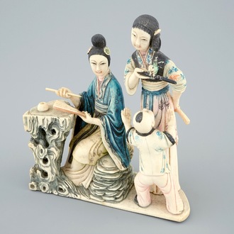 Een Chinese polychrome ivoren groep van dames met kind, 19/20e eeuw