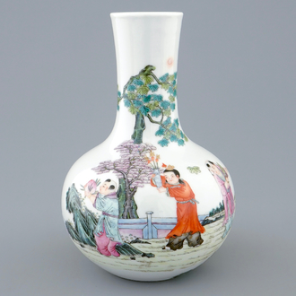 Un vase de forme bouteille tianqiuping en porcelaine de Chine famille rose, marque et prob. époque de Hongxian