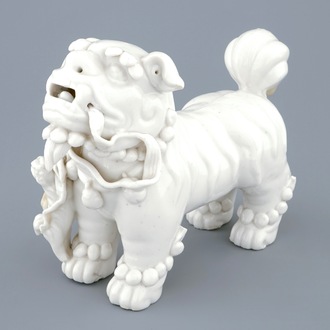 Een groot Chinees Dehua blanc de Chine model van een tempelleeuw, Kangxi