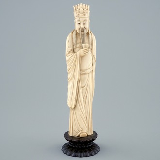 Een Chinese ivoren figuur met beker op houten lotus-sokkel, 19e eeuw