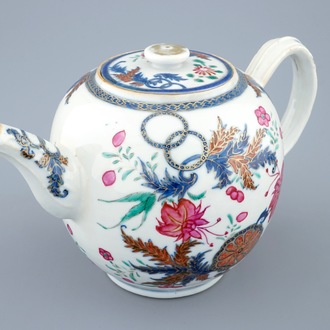 Een Chinese famille rose theepot met pseudo-tabaksbladeren decor, Qianlong, 18e eeuw