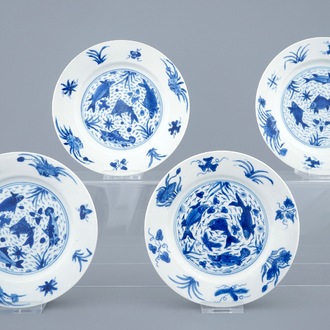 Een set van 4 blauw-witte Chinese borden met vissen, Kangxi merk en periode