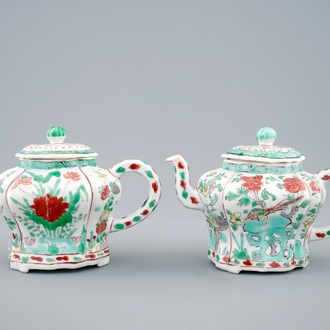 Een paar Chinese famille verte theepotten met deksels, Kangxi