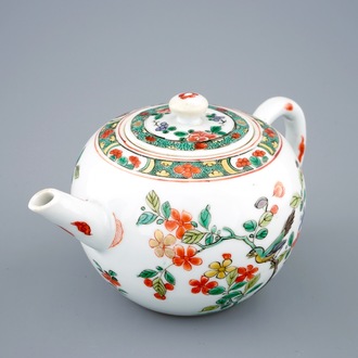 Een Chinese famille verte theepot met deksel, Kangxi